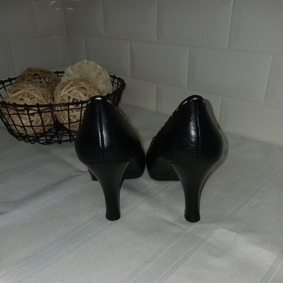 Worthington Black with White Stitching Trim Heels - Picture 4 of 7